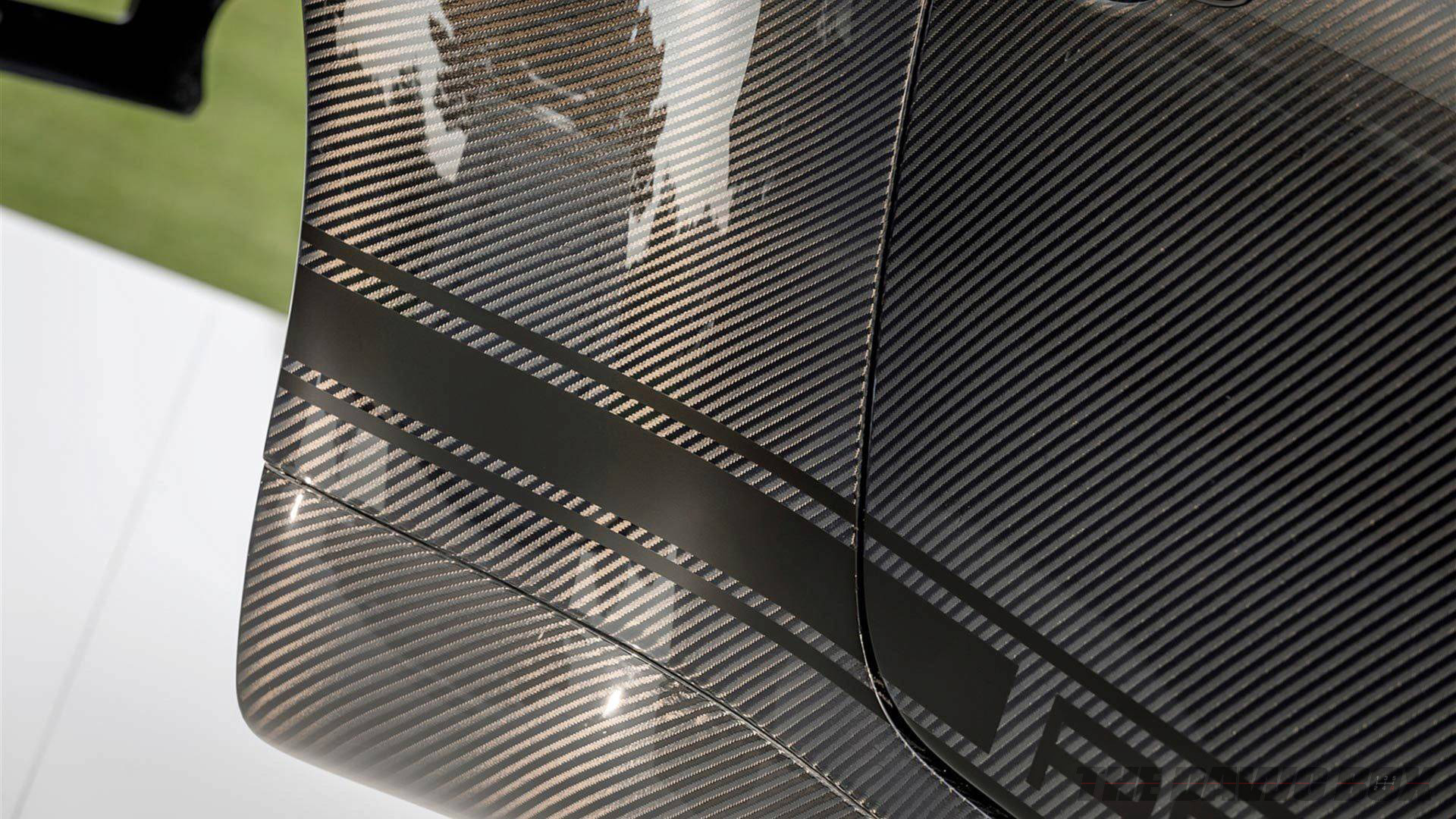 Close up of the rear fender the carbon fiber gunther werks porsche shell