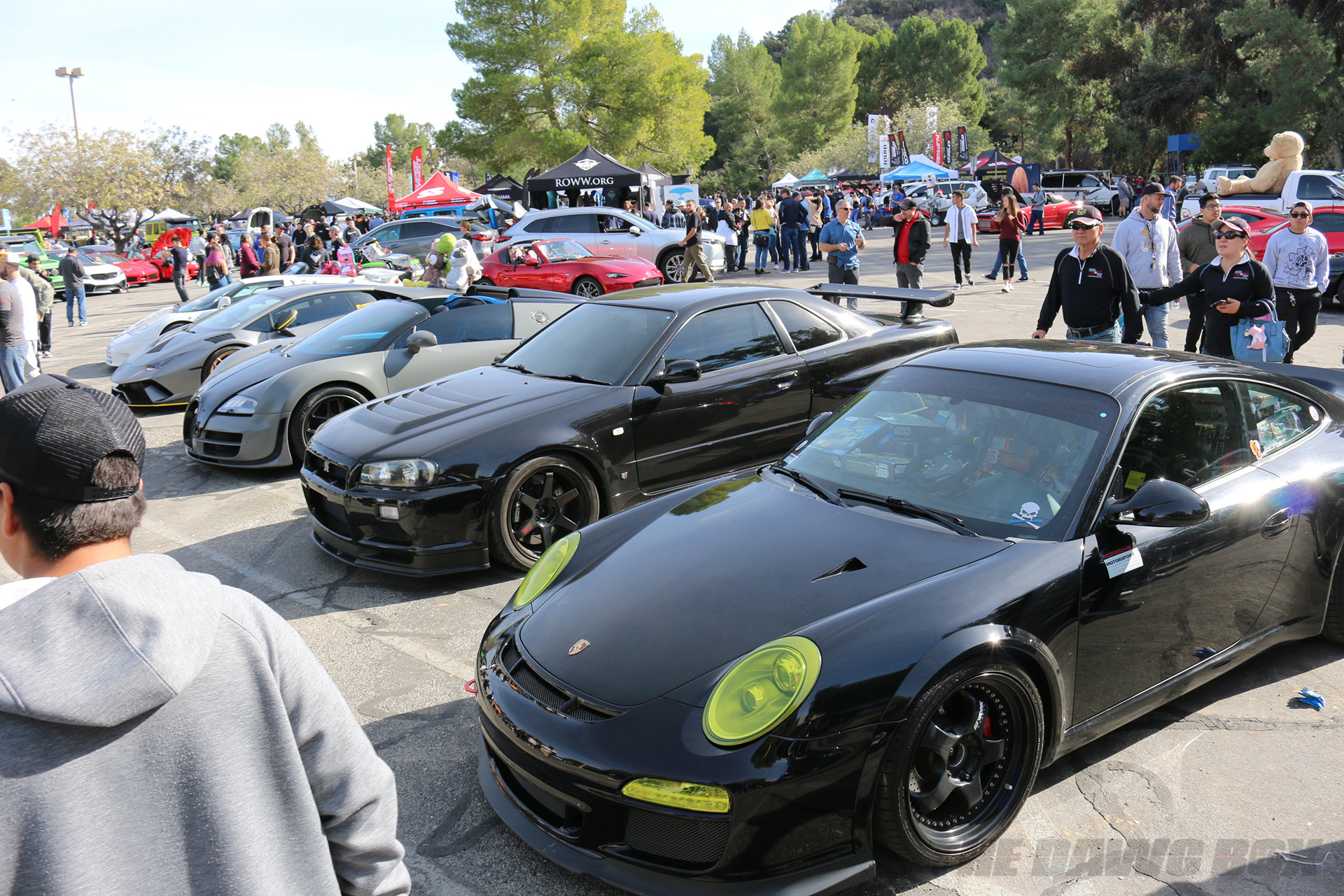 Black Porsche 911, Black Nissan Skyline R34 ,