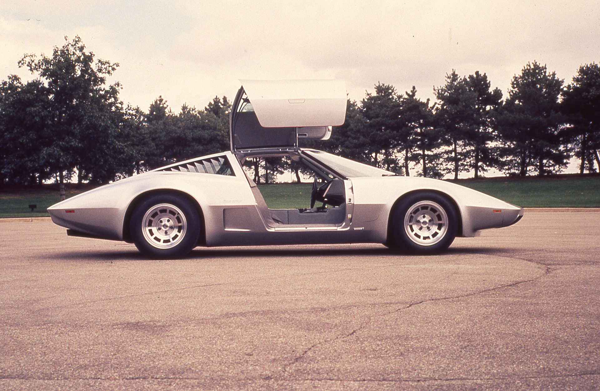 Chevrolet XP-882 door opened