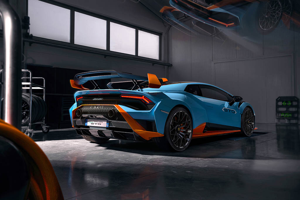 rear three quarter of lamborghini huracan