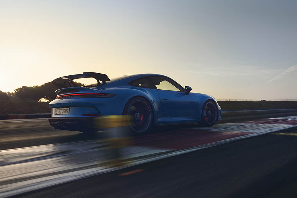 trck shot of blue porsche 911 gt3