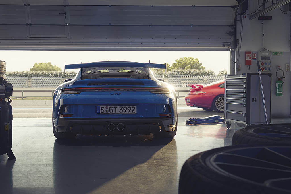 huge wing on new 911 gt3